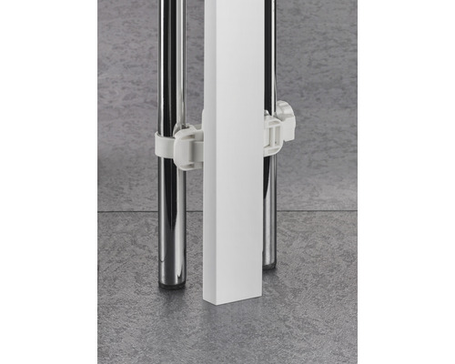 Vue détaillée d''un profilé de montage blanc avec clips de fixation sur deux barres métalliques