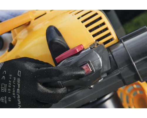 Detailaufnahme eines gelben Laubsaugers mit Hand am Schalter