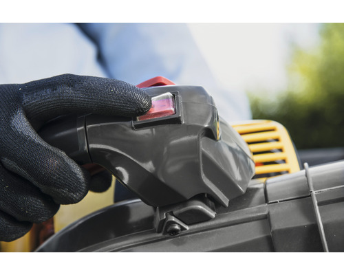 Hand mit Schutzhandschuh betätigt Schalter eines Laubbläsers