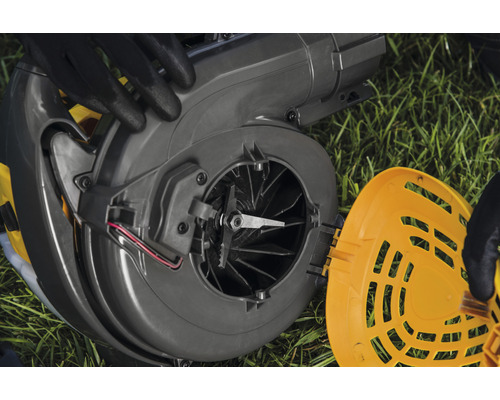 Zerlegter Häcksler auf Rasen mit sichtbarem Rotorblatt