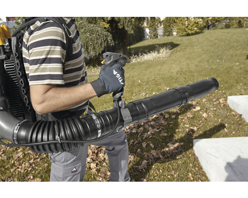 Rückenlaubbläser im Einsatz im Garten