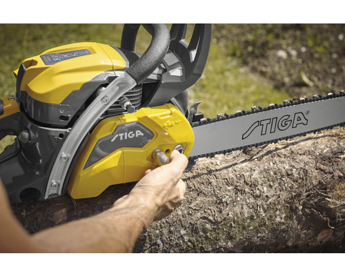 Tronçonneuse Stiga en cours de remplissage