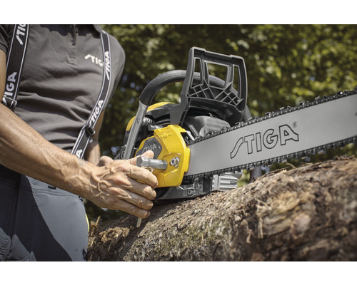 Une tronçonneuse Stiga est réglée sur une bûche.