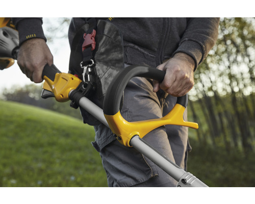 Person hält eine Akku-Motorsense mit Tragegurt.