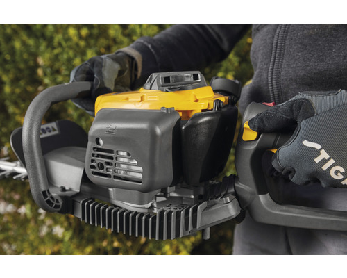 Person hält eine gelbe und graue Heckenschere