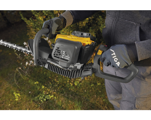 Person hält eine Heckenschere.