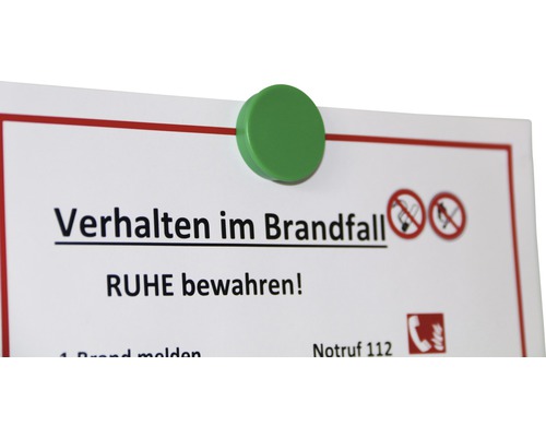 Feuerwehrmerkhilfe mit Verhaltensregeln im Brandfall