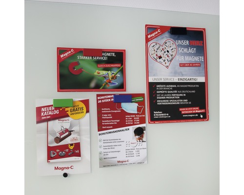 Plusieurs informations sur les produits Magna-C et catalogues accrochés à un mur