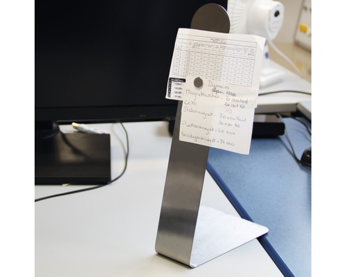 Porte-notes en acier inoxydable avec des notes sur un bureau