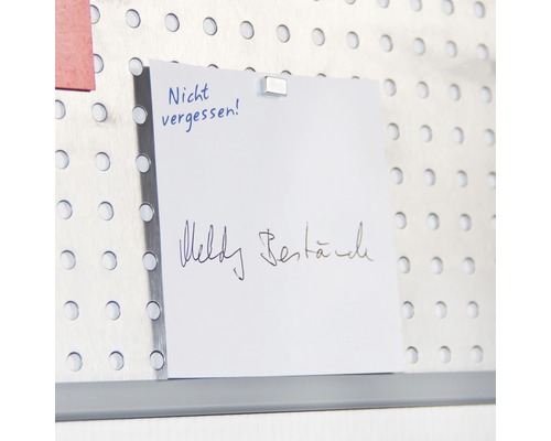 Panneau perforé avec note fixée par un aimant