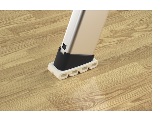 Detailansicht eines Leiterfußes auf einem Holzboden.