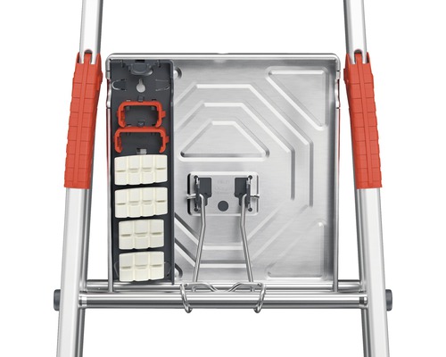 Detailansicht einer Trittleiter mit Ablage