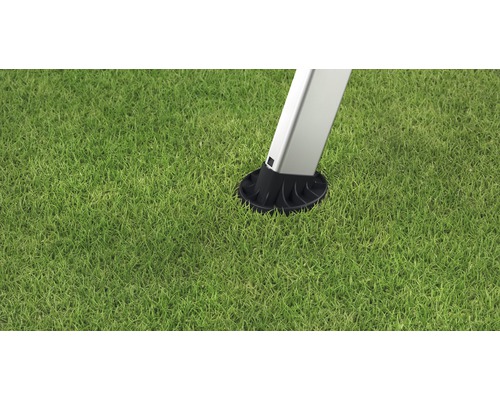 Detailansicht eines Pavillonfußes auf Rasen