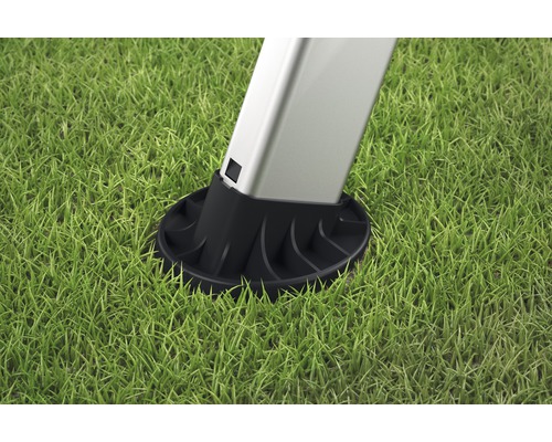 Detailaufnahme eines Pfostenfußes auf Rasen