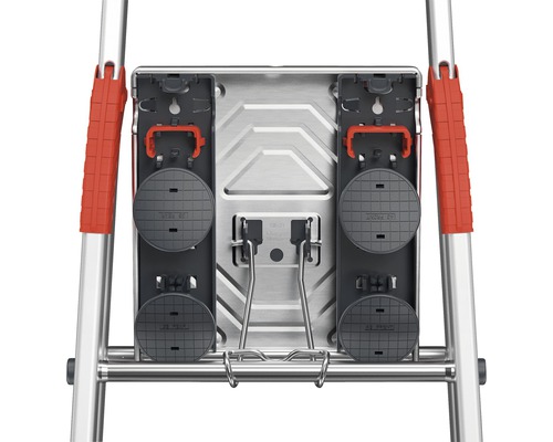 Detailansicht einer Leiter mit Trittfläche, Füßen und Sicherheitsbügel