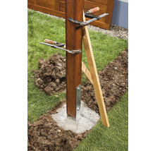 Poteau en bois fixé dans une fondation en béton avec des serre-joints