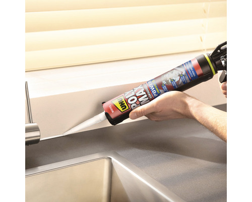 Auftragen von Montagekleber mit einer Kartuschenpistole auf eine Küchenarbeitsplatte