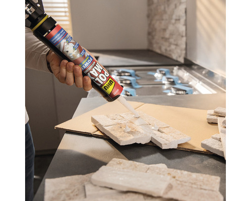 Eine Person verwendet UHU Poly Max Power Montagekleber zum Verkleben von Steinen.