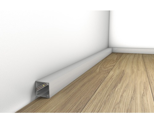 Sockelleiste aus Aluminium mit Innenraum für Kabel an einer Wand