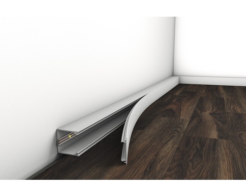 Installierte Kabelschutzleiste an Wand und Boden