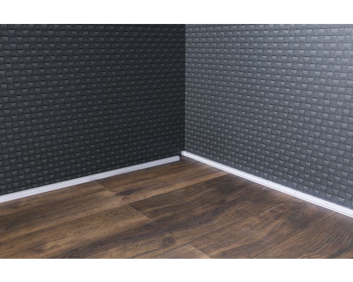 Raumecke mit Wandpaneelen, Sockelleiste und Laminatboden