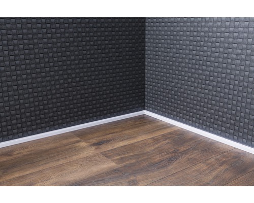 Raumecke mit Akustikpaneelen an der Wand und Laminatboden