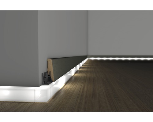 Szene mit Fußleisten mit indirekter Beleuchtung an einer Wand