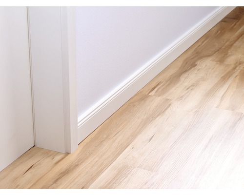 Detailaufnahme eines Zimmers mit Sockelleisten und Laminatboden.