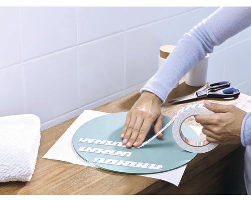 Anbringen von doppelseitigem Klebeband auf einem runden Spiegel