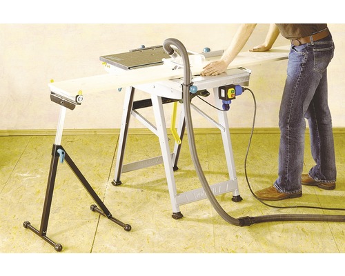 Tischkreissäge mit Absaugvorrichtung und Werkstückunterstützung im Einsatz