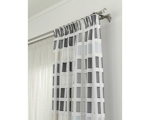 Gardine mit grafischem Muster an einer doppelten Gardinenstange