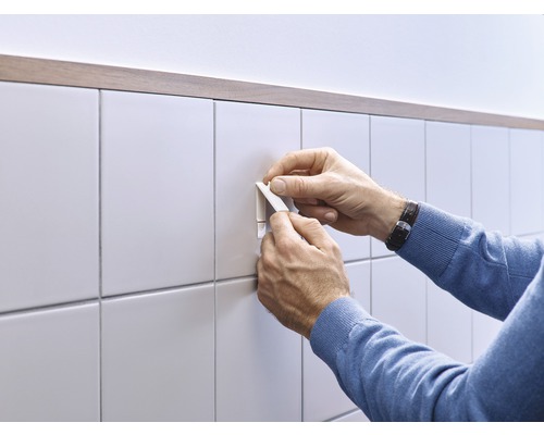 Anbringung eines Fliesenschienenprofils an Fliesen