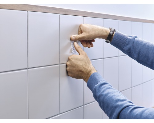 Anbringung von Klebestreifen an Fliesen