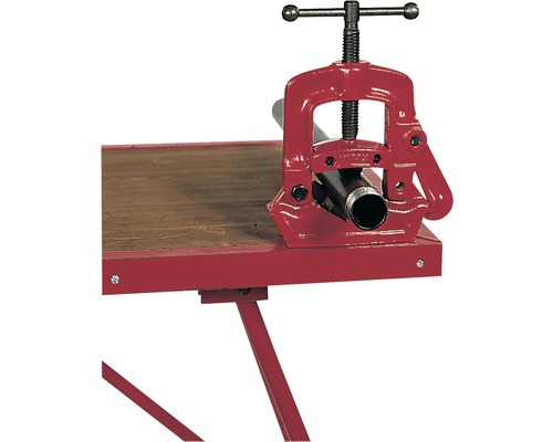 Etau à tubes avec tuyau serré sur établi