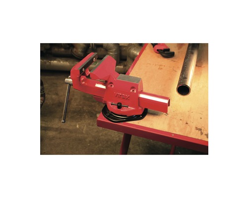 Rote Rohrschraubstock auf einer Werkbank für die Rohrbearbeitung