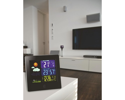 Wetterstation mit Anzeige von Temperatur, Luftfeuchtigkeit und Uhrzeit in einem modernen Wohnzimmer