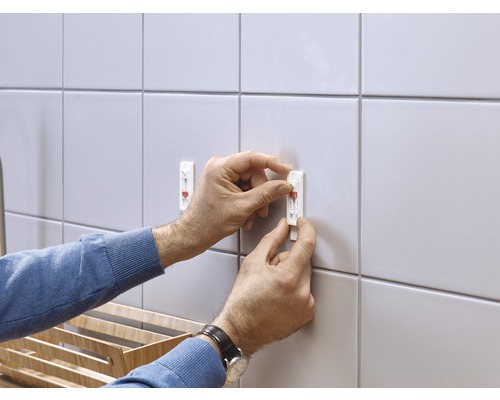 Montage de deux crochets adhésifs sur des carreaux muraux