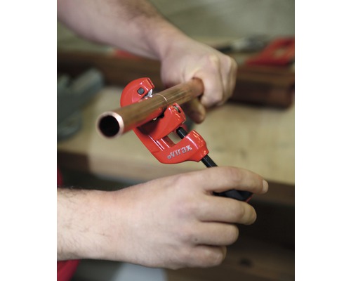 Coupe-tube en utilisation sur un tube en cuivre