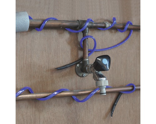 Installation von Kupferrohren mit einem Wasserhahn und einer blauen Rohrbegleitheizung.