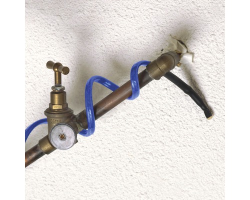 Wasserhahn mit Heizkabel am Rohr