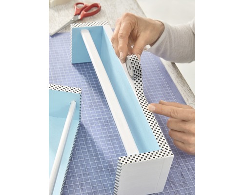 Décoration d''un porte-manteau mural avec du ruban décoratif