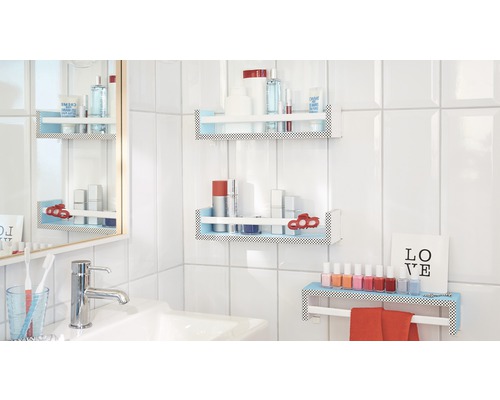 Salle de bain avec lavabo, robinet, miroir et plusieurs étagères murales pour ranger les cosmétiques et les serviettes