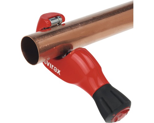 Coupe-tube coupant un tuyau en cuivre