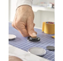 Personne fixant un aimant sur une surface ronde