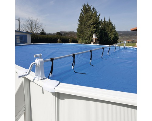 Aufgerollte Poolabdeckung auf einem Schwimmbecken