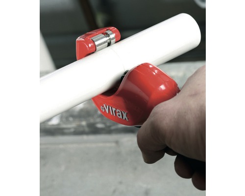 Coupe-tube coupant un tuyau