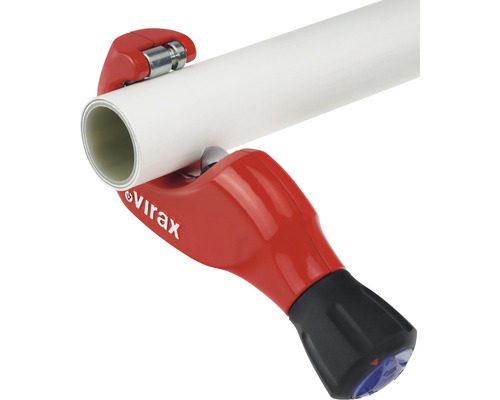 Coupe-tube avec une conduite en plastique blanche