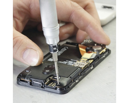 Reparatur eines Mobiltelefons mit Schraubendreher