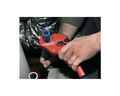Coupe-tube en cours d''utilisation pour couper un tube