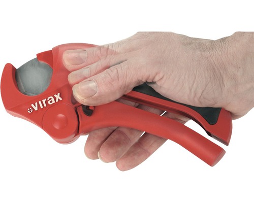 Coupe-tube Virax en cours d''utilisation avec la main